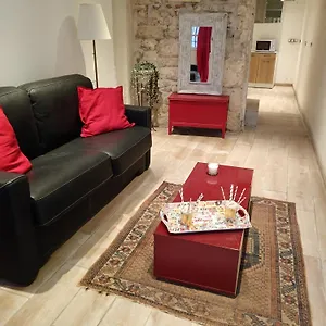 D'hôtes Indépendantes Au Rez-de-chaussée D'une Maison Provençale Dont Avec Cour Intérieure Couette-café